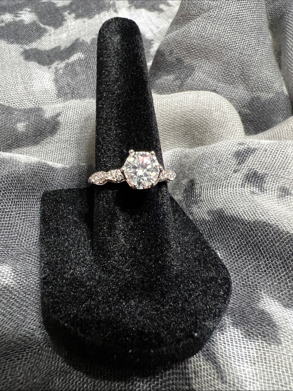 Elegant silver 925 Moissanite Solitaire Ring with Pavé Band - Brand Unknown